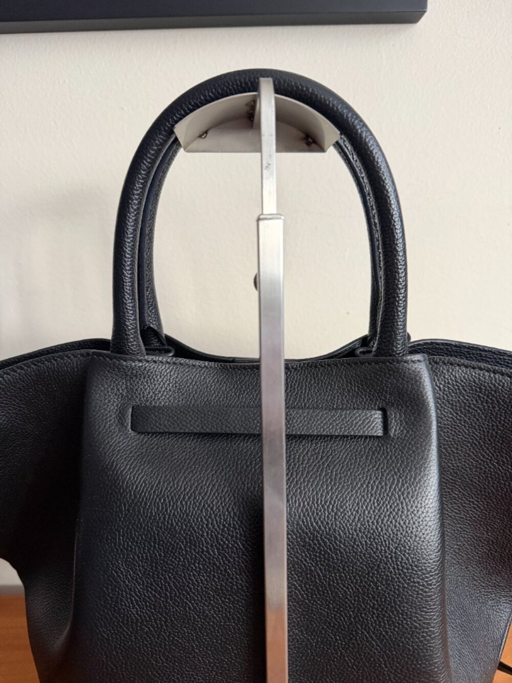 DeMellier the Midi New York textured black leather bag with cross body strap. - Picture 5 of 13